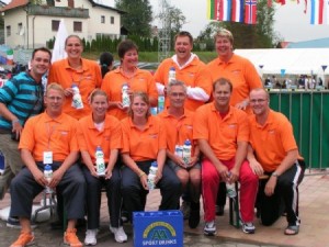 Op de foto: het HZ&PC Masterszwemteam tijdens de Europese kampioenschappen Masterszwemmen 2008 in Kranj (Slovenië).