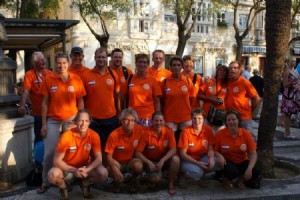 Op de foto: het HZ&PC Masterszwemteam tijdens de Europese kampioenschappen Masterszwemmen 2009 in Cadiz (Spanje).