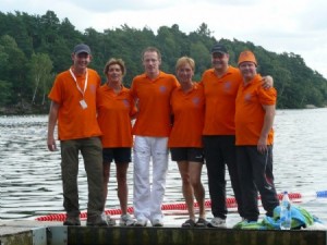 Op de foto: het HZ&PC Masterszwemteam tijdens de Wereldkampioenschappen Masterszwemmen 2010 in Gotenborg (Zweden)