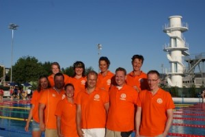 Op de foto: het HZ&PC Masterszwemteam tijdens de Wereldkampioenschappen Masterszwemmen 2012 in Riccione (Italie)