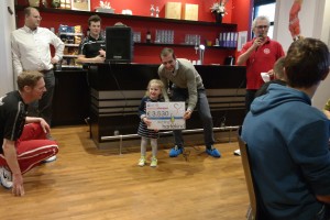 Uitreiking cheque aan Stichting Hartekind door Benthe Veenstra
